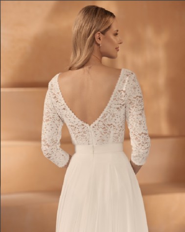 Body de novia en encaje floral con escote profundo y espalda en
