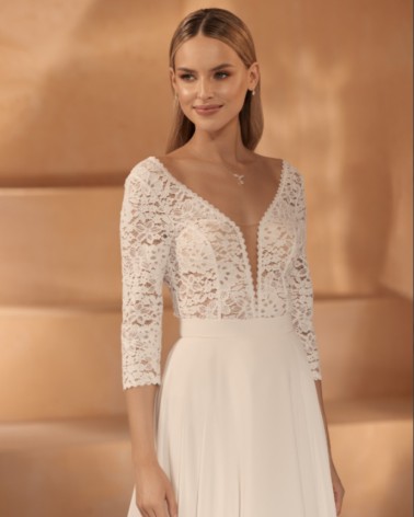 Body de novia en encaje floral con escote profundo y espalda en