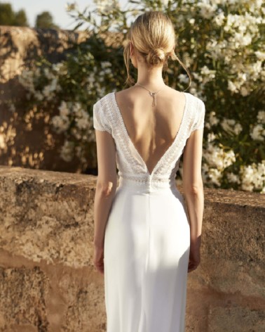 Top de novia en encaje boho con escote profundo y espalda descubierta