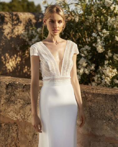 Top de novia en encaje boho con escote profundo y espalda descubierta