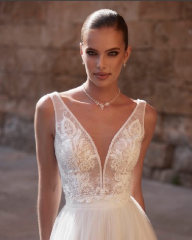Top de novia en encaje bordado con escote ilusión y espalda en V