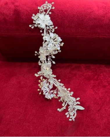 Tocado de novia plateado con flores metálicas y cristales