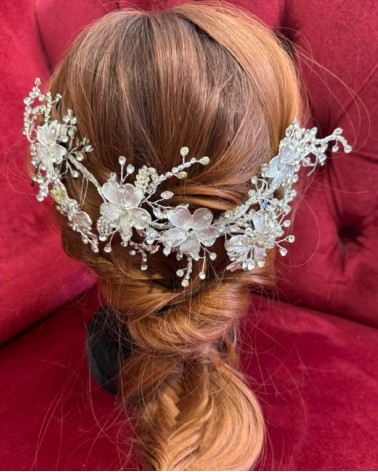 Tocado de novia plateado con flores metálicas y cristales