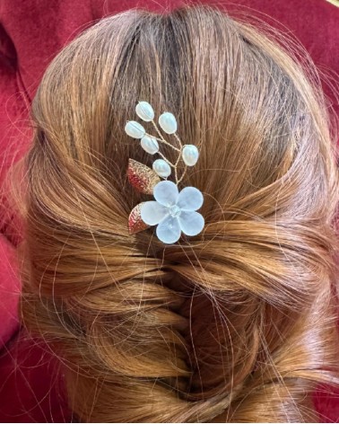 Horquilla de novia floral con perlas y hojas doradas