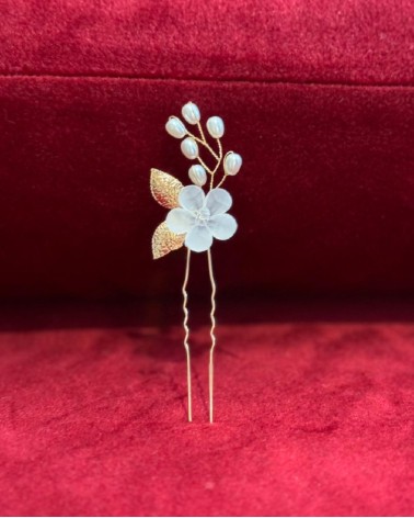 Horquilla de novia floral con perlas y hojas doradas