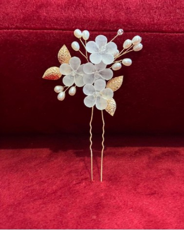 Horquilla de novia dorada con flores nacaradas y perlas decorativas