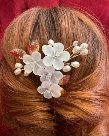 Horquilla de novia dorada con flores nacaradas y perlas decorativas