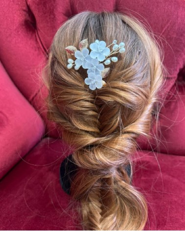 Horquilla de novia dorada con flores nacaradas y perlas decorativas