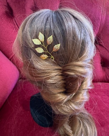 Horquilla de novia dorada con hojas metálicas