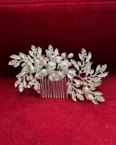 Tocado de novia plateada con flores, perlas y cristales