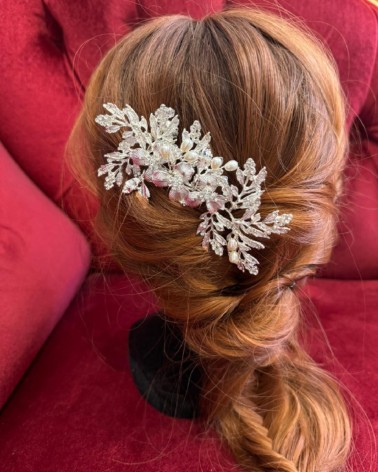 Tocado de novia plateada con flores, perlas y cristales