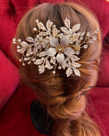 Tocado de novia floral con pinza en acabado oro rosado