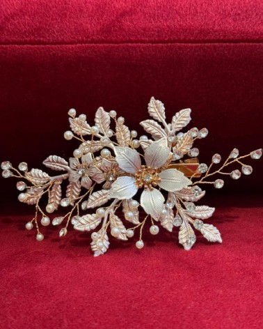 Tocado de novia floral con pinza en acabado oro rosado