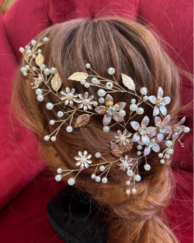 Tocado de novia floral en tono oro rosa con perlas y cristales