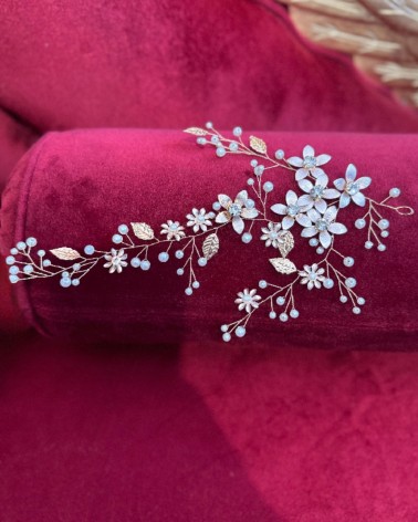 Tocado de novia floral en tono oro rosa con perlas y cristales