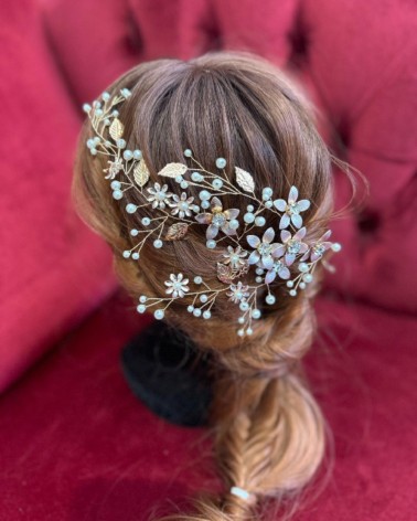 Tocado de novia floral en tono oro rosa con perlas y cristales