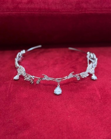 Corona de novia plateada con cristales y hojas ornamentales