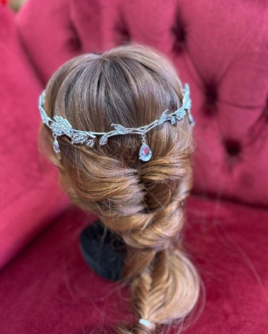Corona de novia plateada con cristales y hojas ornamentales