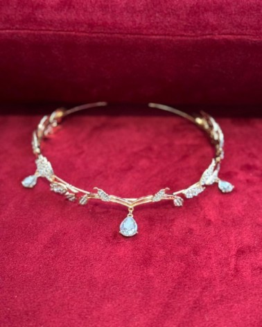 Corona / tiara de novia dorada con cristales colgantes