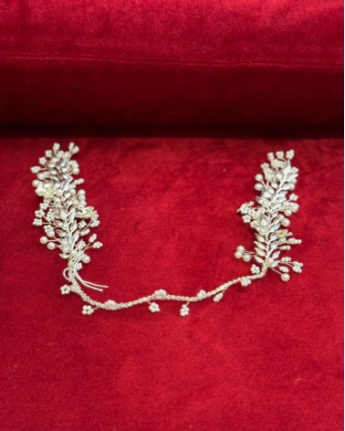 Tocado de novia largo con cristales y perlas en acabado plata