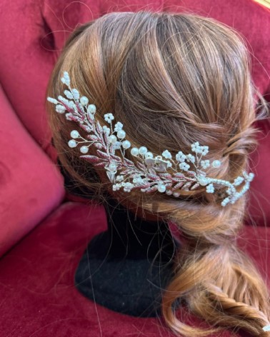 Tocado de novia largo con cristales y perlas en acabado plata