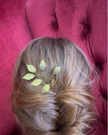 Horquilla de novia dorada con hojas metálicas