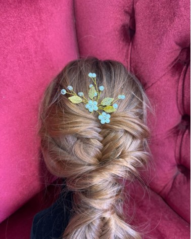 Horquilla de novia dorada con perlas y hojas metálicas
