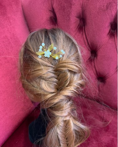 Horquilla de novia dorada con perlas y hojas metálicas