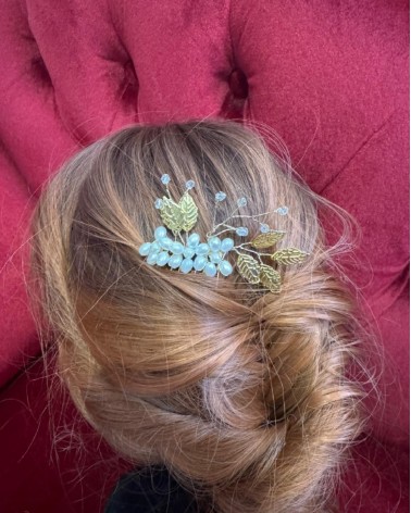 Peineta de novia dorada con perlas y hojas metálicas