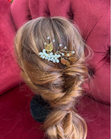 Peineta de novia dorada con perlas y hojas metálicas