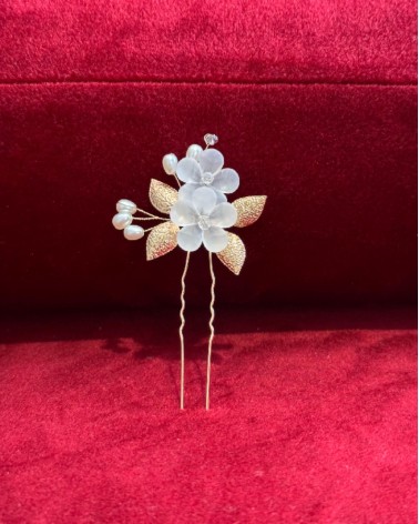 Horquilla de novia dorada con doble flor nacarada y perlas