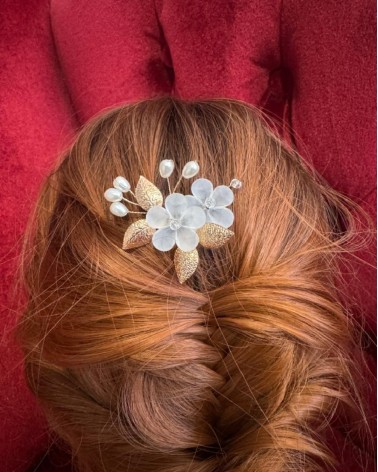 Horquilla de novia dorada con doble flor nacarada y perlas