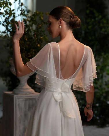 Vestido de novia vaporoso con cuerpo bordado y mangas capa de tul
