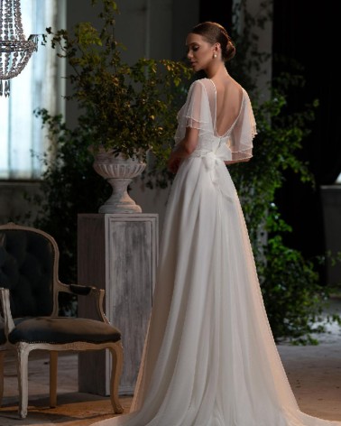 Vestido de novia vaporoso con cuerpo bordado y mangas capa de tul