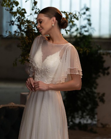 Vestido de novia vaporoso con cuerpo bordado y mangas capa de tul