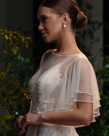 Vestido de novia vaporoso con cuerpo bordado y mangas capa de tul