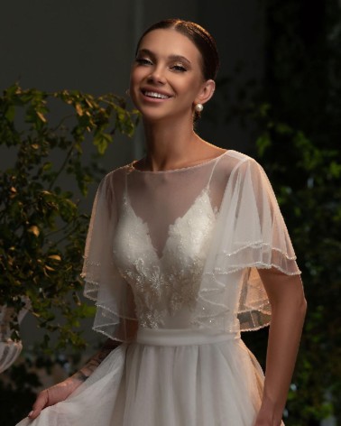 Vestido de novia vaporoso con cuerpo bordado y mangas capa de tul