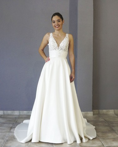 Vestido de Novia Línea A con escote en V encaje y falda con botones