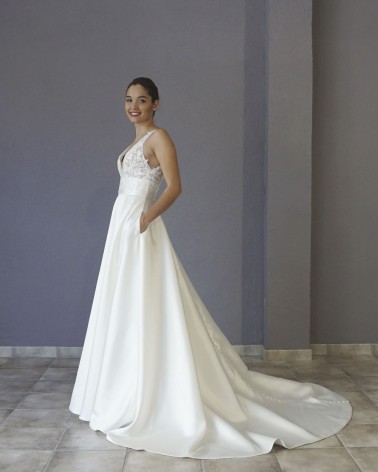 Vestido de Novia Línea A con escote en V encaje y falda con botones