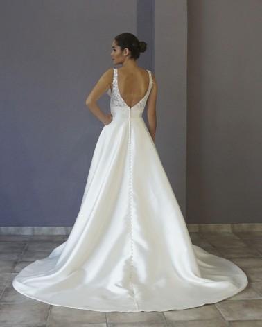 Vestido de Novia Línea A con escote en V encaje y falda con botones