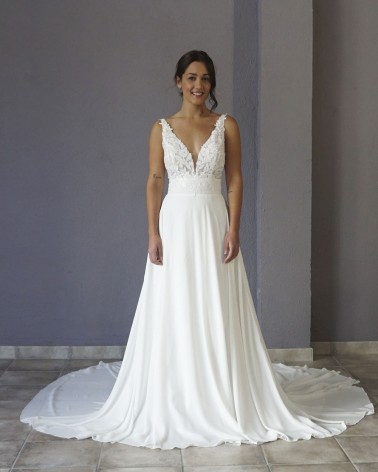 Vestido de Novia corte A con Cuerpo Bordado y Falda Lisa de Crepé con Cola Larga