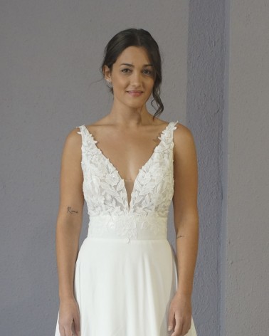 Vestido de Novia corte A con Cuerpo Bordado y Falda Lisa de Crepé con Cola Larga