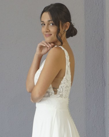 Vestido de Novia corte A con Cuerpo Bordado y Falda Lisa de Crepé con Cola Larga