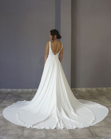 Vestido de Novia corte A con Cuerpo Bordado y Falda Lisa de Crepé con Cola Larga