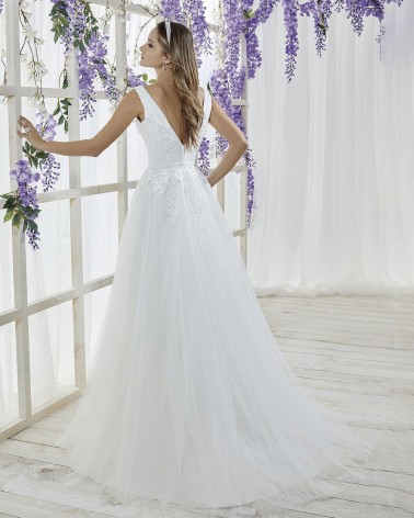 Vestido de Novia estilo princesa escote pico con falda de tul