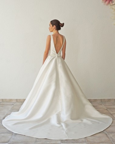 Vestido de Novia Línea A Escote en V Profunda Cintura de Brillo y Botonadura Brillante