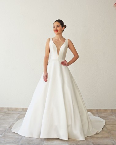 Vestido de Novia Línea A Escote en V Profunda Cintura de Brillo y Botonadura Brillante