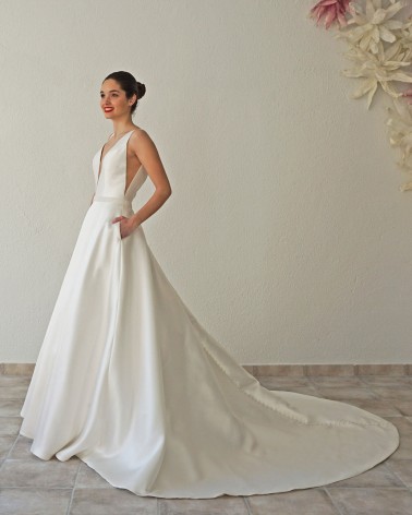 Vestido de Novia Línea A Escote en V Profunda Cintura de Brillo y Botonadura Brillante