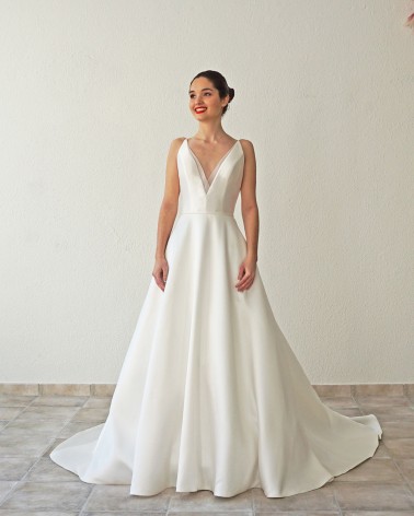 Vestido de Novia Línea A de Tirantes Escote y Espalada en V con Botonadura