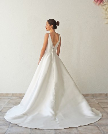 Vestido de Novia Línea A de Tirantes Escote y Espalada en V con Botonadura